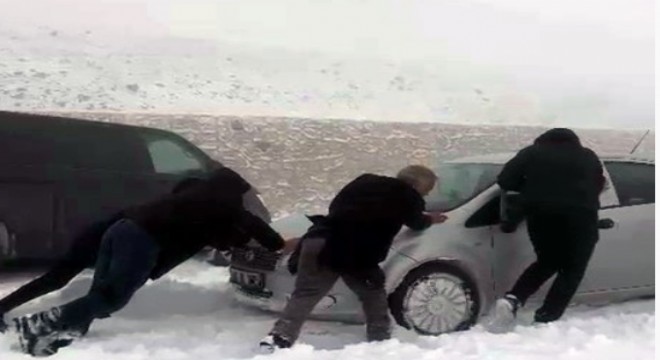  Palandöken geçidinde ulaşıma kar engeli